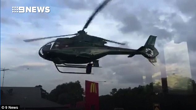 Müştəri restorandan yemek almağa helikopterlə gəlib - Video 