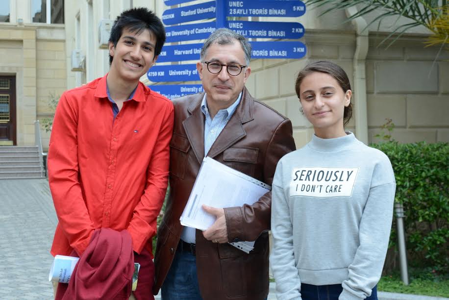 700 bal toplayan abituriyentlər UNEC-də
