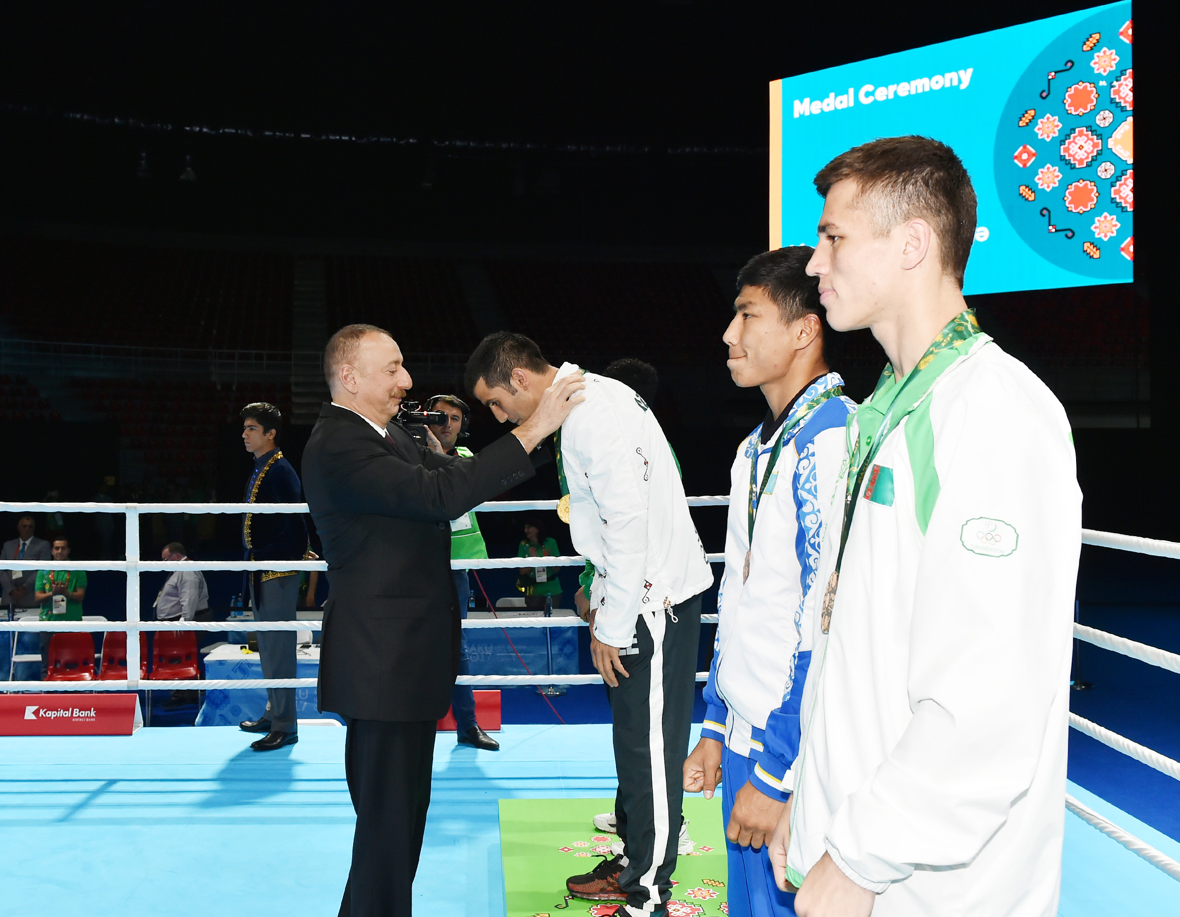 İlham Əliyev qalib boksçulara medal təqdim edib 