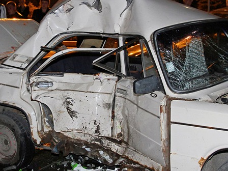 Məcburi köçkün qəza törətdi: sürücü öldü, 2 uşaq yaralandı 