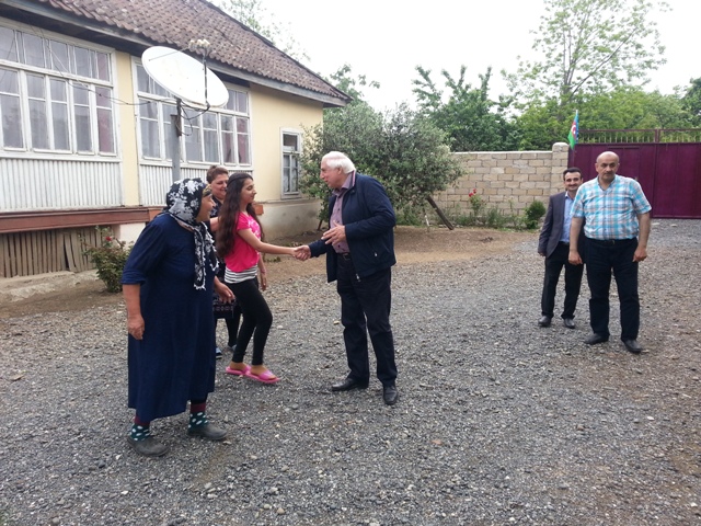 Hadi&nbsp;Rəcəbli şəhid ailəsinə baş &ccedil;əkdi &ndash; FOTO