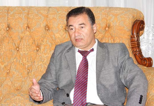 Nəsiman Yaqubludan Araz Əlizadəyə məsləhət: “Heç olmasa mənim yazdığım kitabı oxusun”       