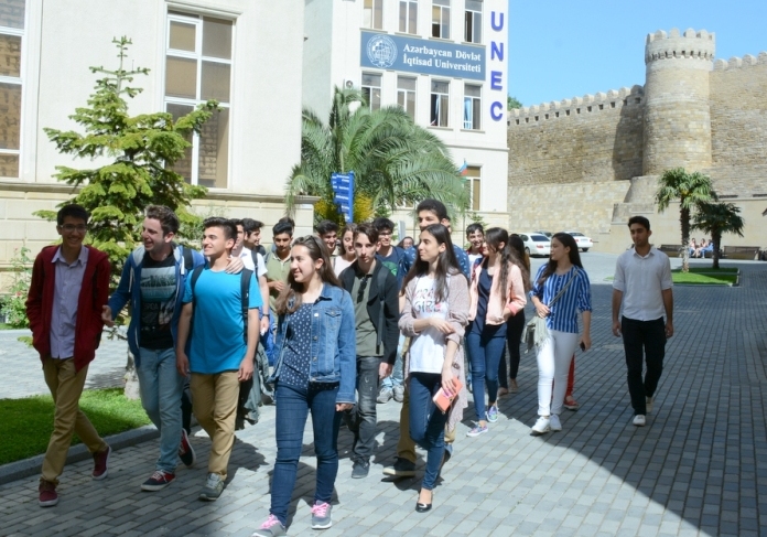 600-dən yüksək bal toplayan abituriyentlər UNEC-də