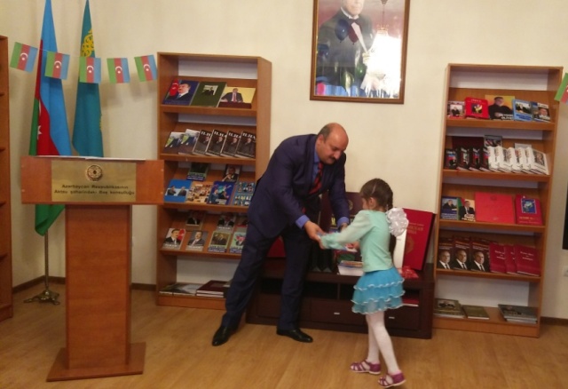 Azərbaycanın Aktaudakı Baş konsulluğu uşaqları sevindirdi  