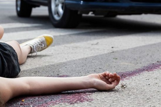 İki maşın toqquşdu, yol kənarında dayanmış qadın öldü  