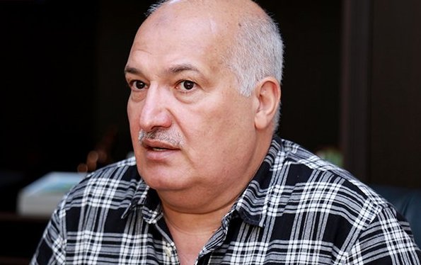 Sərdar Cəlaloğlu səhər 8-dən axşam 7-yə kimi dayanmadan Quranın fəlsəfi izahını yazır