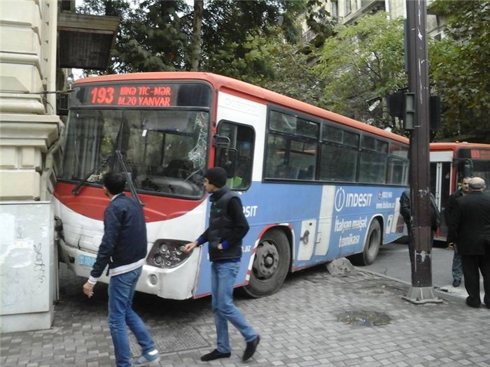 Yol polisi Bakıda qayda pozan avtobuslara niyə göz yumur?  