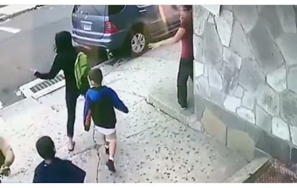 Tanımadığı uşağa görə özünü avtomobilin altına atdı - VİDEO