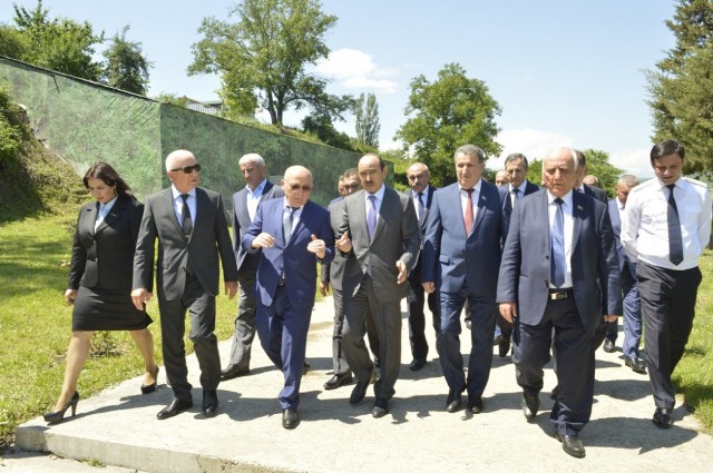 Prezidentin tapşırığı ilə yaradılan Komissiya Quba məzarlığını müzakirə etdi