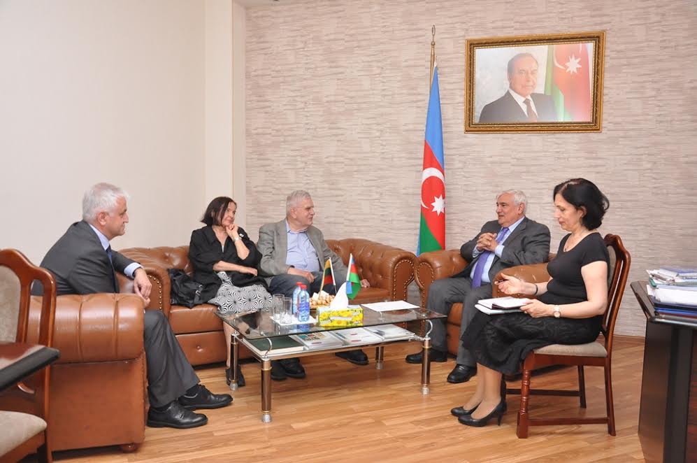 Kamal Abdulla Litva səfiri və yazıçısı ilə görüşüb