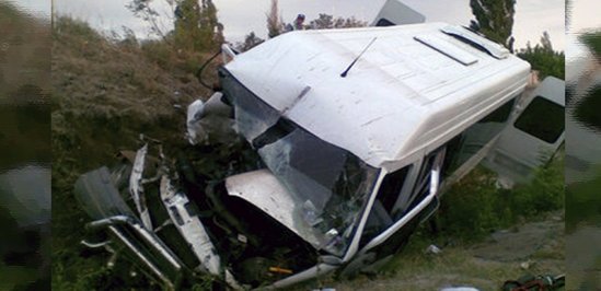 Şəmkirdə mikroavtobus aşdı: 2 yaralı, Yenilənib