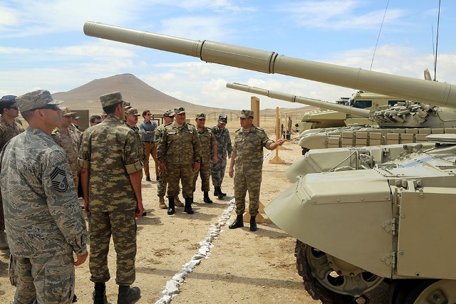 Azərbaycandakı xarici hərbi attaşelərin hərbi hissəyə səfəri təşkil olunub  