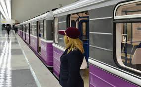 Məzun gününü metroda qeyd etdilər - Video