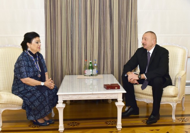 İlham Əliyev Fidan Qasımovaya “İstiqlal” ordeni təqdim edib 