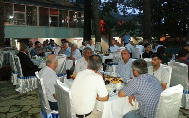 Deputat iftar süfrəsi təşkil etdi  