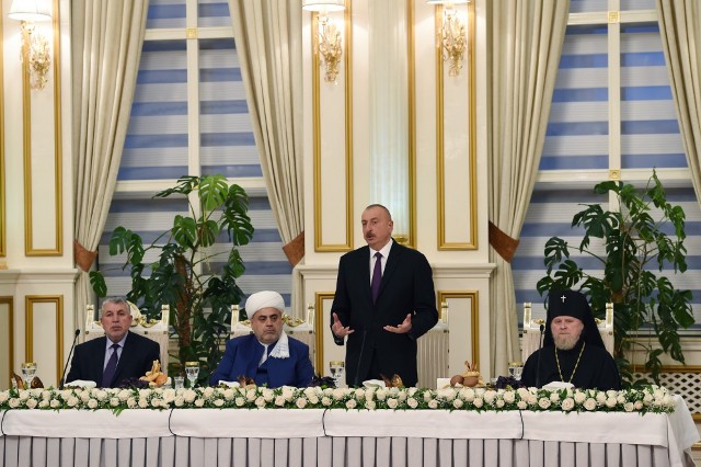 İlham Əliyev iftar mərasimində iştirak edib - FOTOLAR 