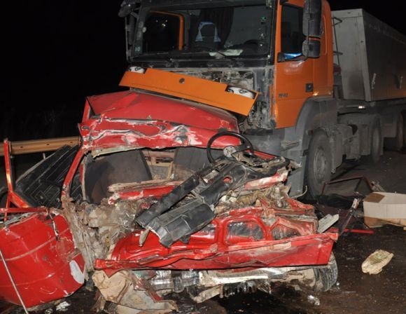 Yük maşını "Jiquli"ni əzdi: ata və oğul öldü, Yenilənib