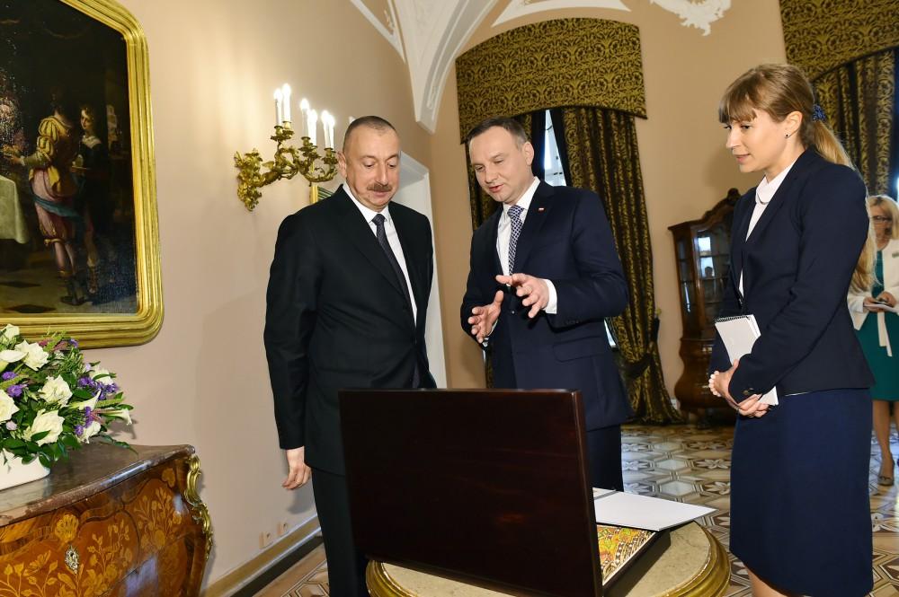 İlham Əliyev və Andjey Duda bir-birinə hədiyyələr verdilər
