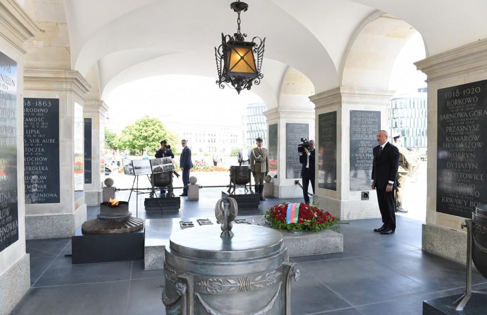 İlham Əliyev Varşavada “Naməlum əsgər” abidəsini ziyarət etdi