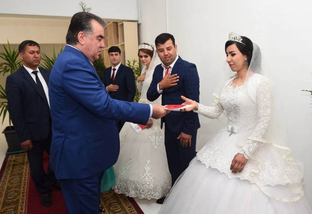 Prezident bir g&uuml;ndə 30 toy və 20 s&uuml;nnətdə iştirak edib