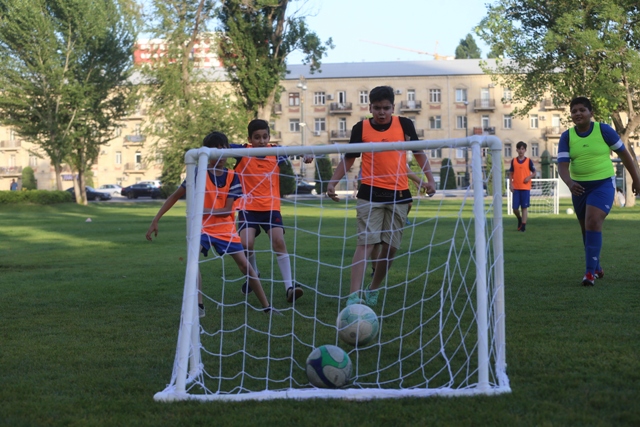 Heydər Əliyev Mərkəzinin parkında uşaqlar arasında futbol turniri olub