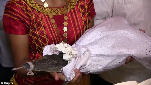 Meksikada mer timsahla evləndi