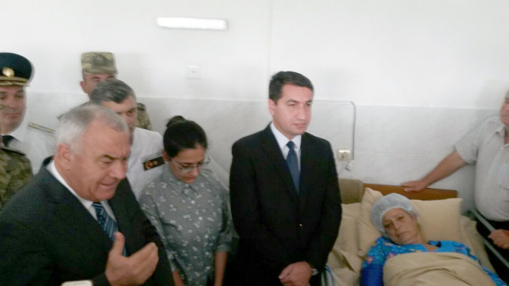 Xarici jurnalistlər və hərbi attaşelər yaralı Sərvinaz Quliyevaya baş çəkdilər