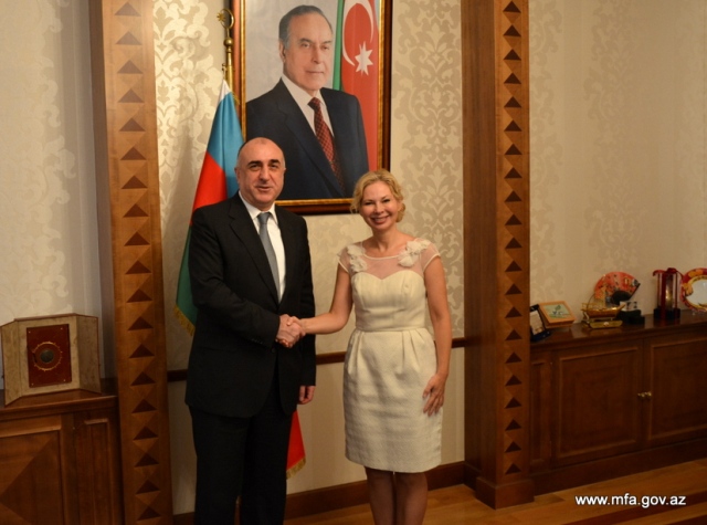Elmar Məmmədyarov xanım Malena Mardı yola saldı   