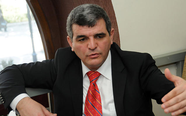 “Bir yerdə "Allah haqqı" deyir, dalınca "Anamın qəbri", "Ətağanın cəddi" gəlir”    