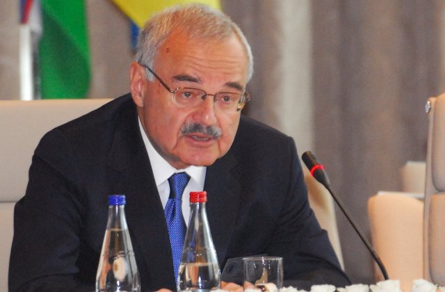 Artur Rasizadə Maliyyə Şurasını topladı   