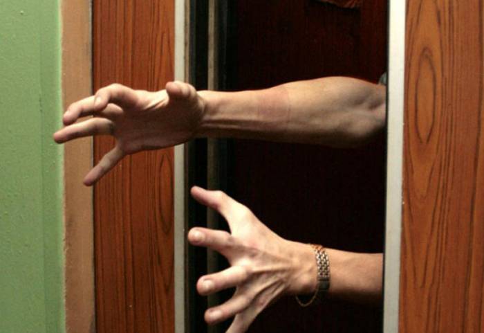 Bakıda liftin şaxtasına düşən şəxsin vəziyyəti ağırdır