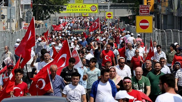 Minlərlə insan İstanbul küçələrinə çıxdı - Canlı yayım 