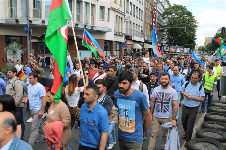 Almaniyada 2 yaşlı Zəhranın qətlinə etiraz aksiyası keçirilib - FOTO