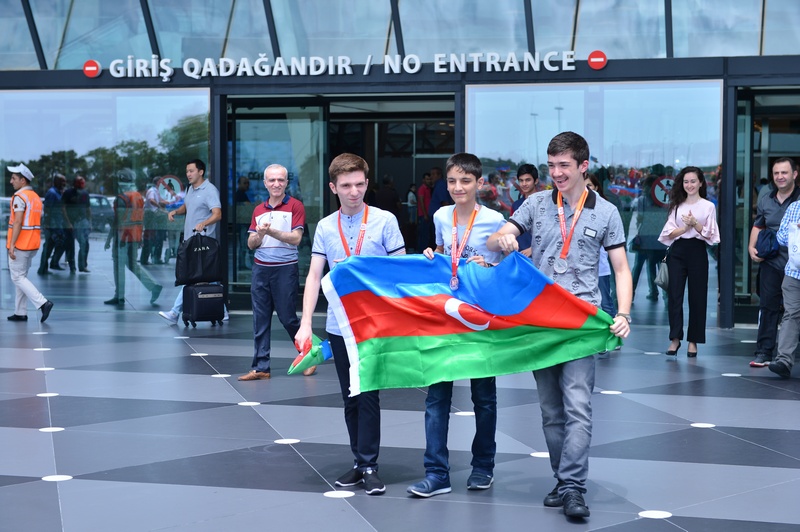 Beynəlxalq Kimya Olimpiadasında medal qazanan şagirdlər Vətənə döndü - FOTOLAR