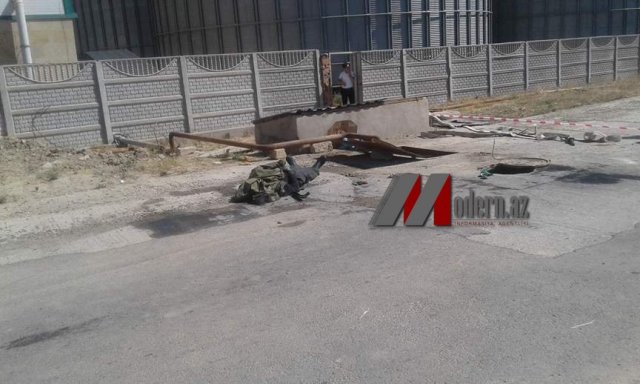 Sumqayıtda kanalizasiya quyusuna düşən şəxs və onu xilas etmək istəyən FHN əməkdaşı öldü