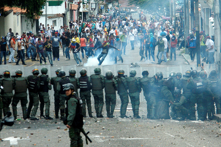Venesueladakı aksiyalarda 100 nəfər öldü