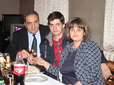 Ermənistanda vəzifəli şəxsi oğlu və arvadı öldürübmüş   