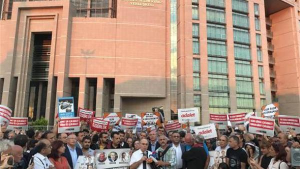 Türkiyədə “Cumhuriyet” qəzetinin 7 əməkdaşı azadlığa buraxıldı 