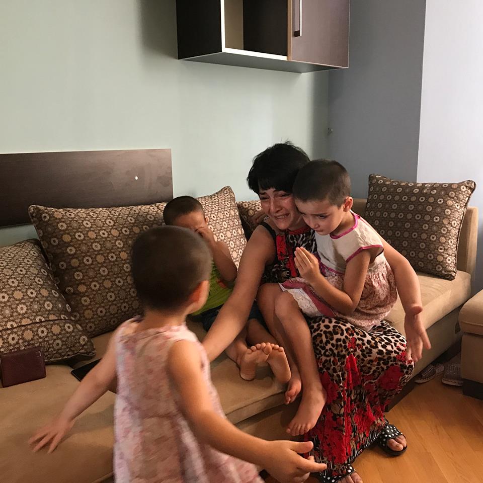 Üç uşağını atıb sevgilisi ilə qaçan qadın qayıtdı - FOTO