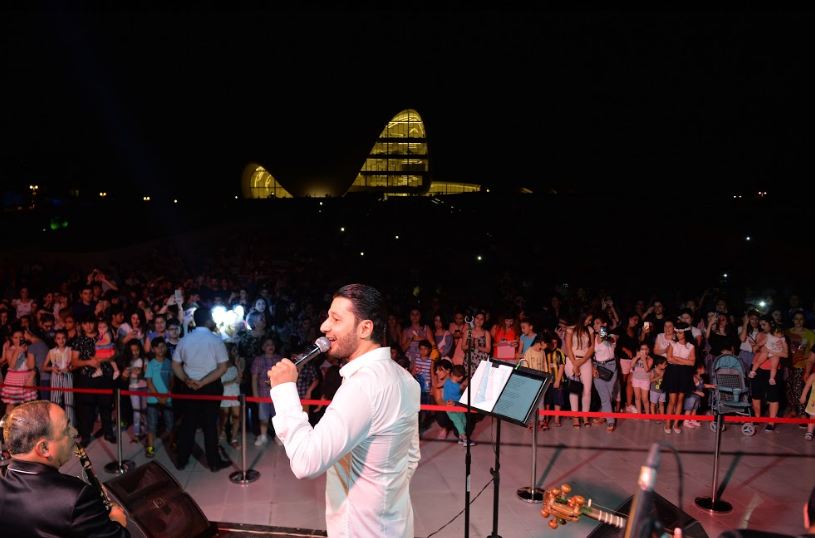 Xəyyam Nisanov Heydər Əliyev Mərkəzinin parkında konsert verib