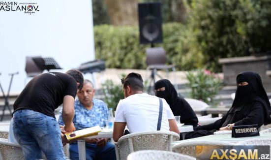 Bakının mərkəzindəki kafenin işçilərindən qeyri-adi geyim - FOTOLAR