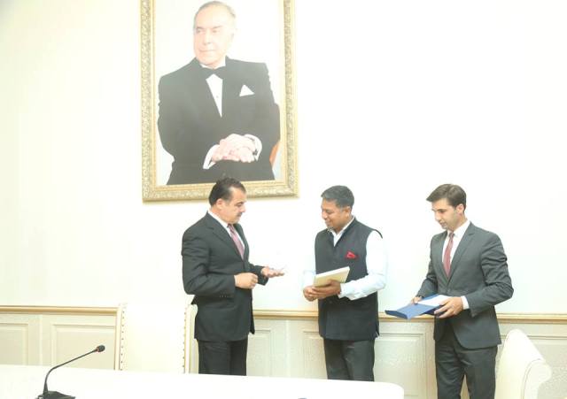 Hindistan səfiri Elmar Vəliyevlə müzakirə apardı