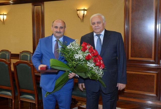 Milli Məclis rəhbərliyi də Çingiz Qənizadəni təbrik etdi - FOTO
