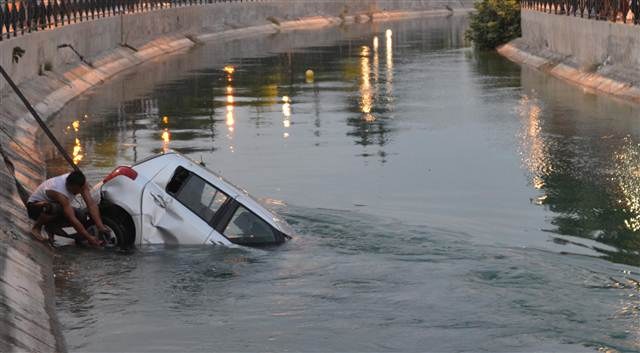Abşeronda avtomobil su kanalına düşdü, sürücü boğuldu   