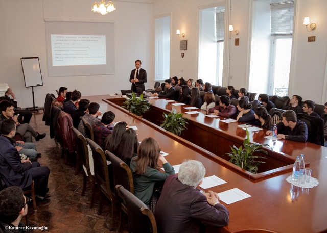 Qərb Universiteti tələbələrə uğurlu karyera qurmaqda kömək edir   
