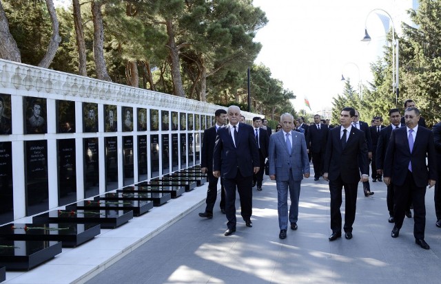 Berdiməhəmmədov Bakıda şəhidlərin xatirəsini andı