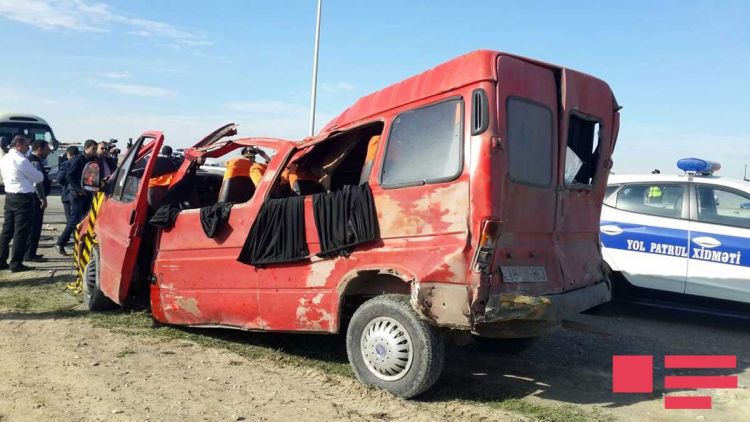 Bakıda mikroavtobus aşıb, xəsarət alanlar var