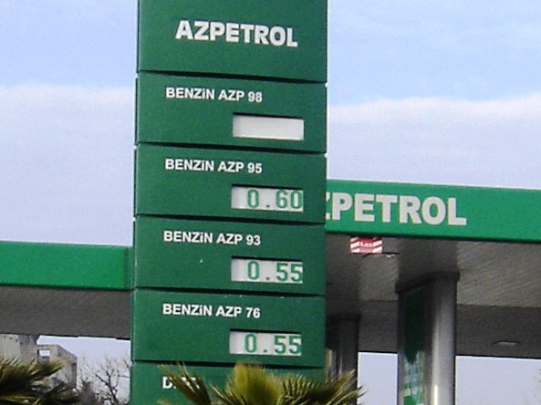 “Azpetrol”dan benzin alanlar narazılıq edirlər - Şirkət ittihamlara cavab verdi   