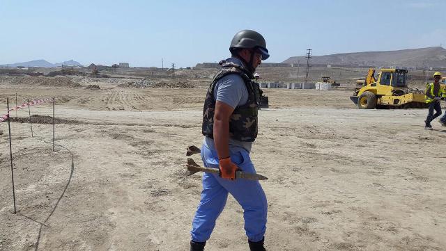 Bakıda dəmir yolu xəttinin kənarında top mərmiləri tapıldı – FOTO