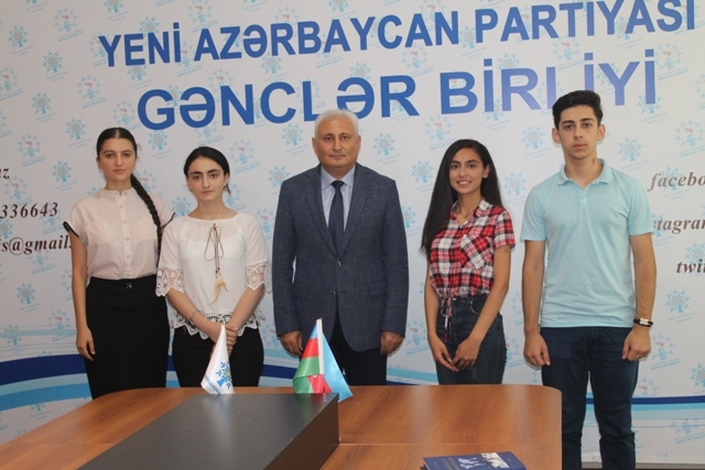 "Yeni Azərbaycan" qəzetində 700 bal toplamış abituriyentlə görüş keçirilib